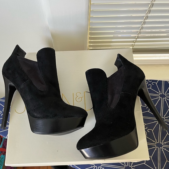 **SOLD ELSEWHERE** NWT Joan and David Booties, Black Faux Suede Heels, size 10 - Picture 4 of 15